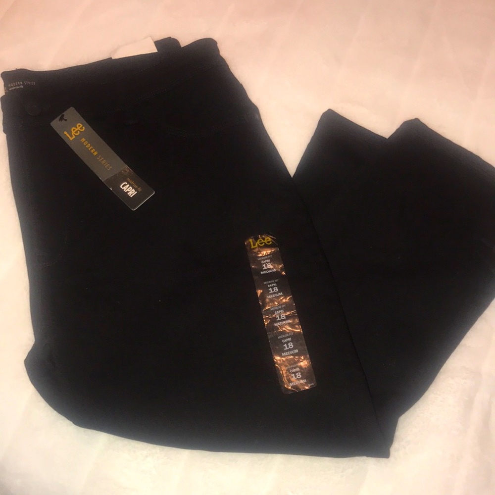 Lee 18 Midrise Fit Capri   (B-33)